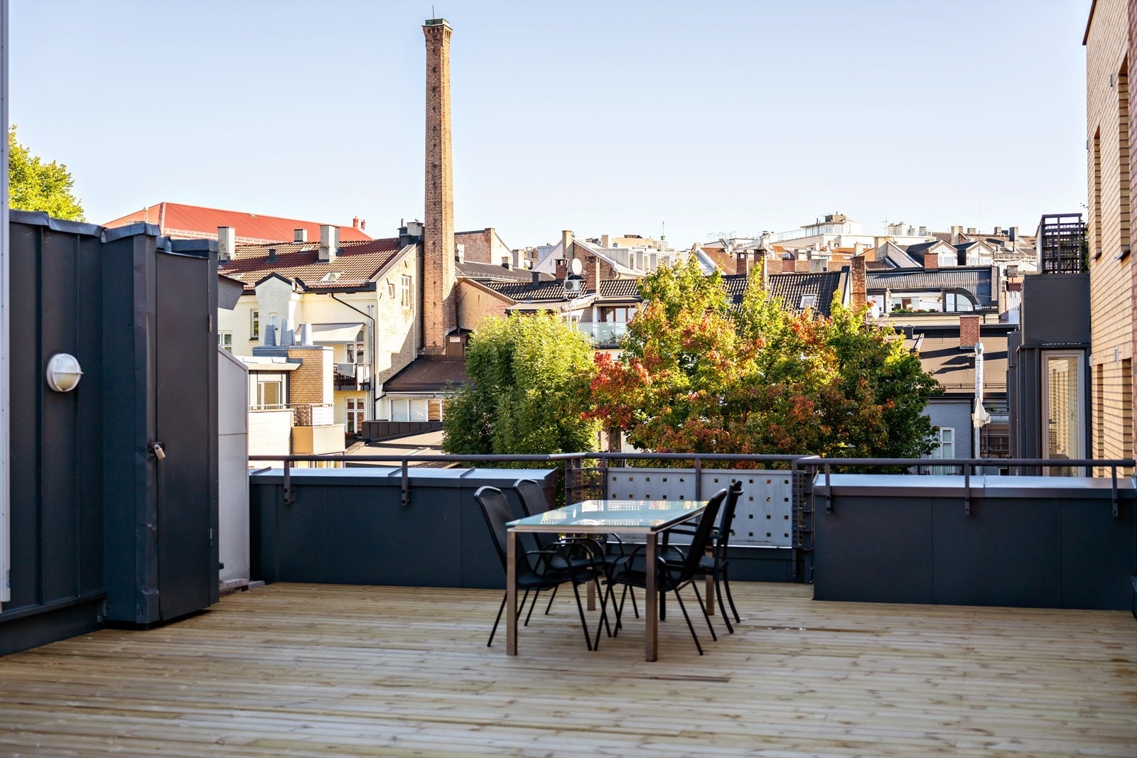 Sameiets beboere har tilgang til en romslig felles takterrasse som byr på gode solforhold og flott utsikt over nærområdet. Galleribilde