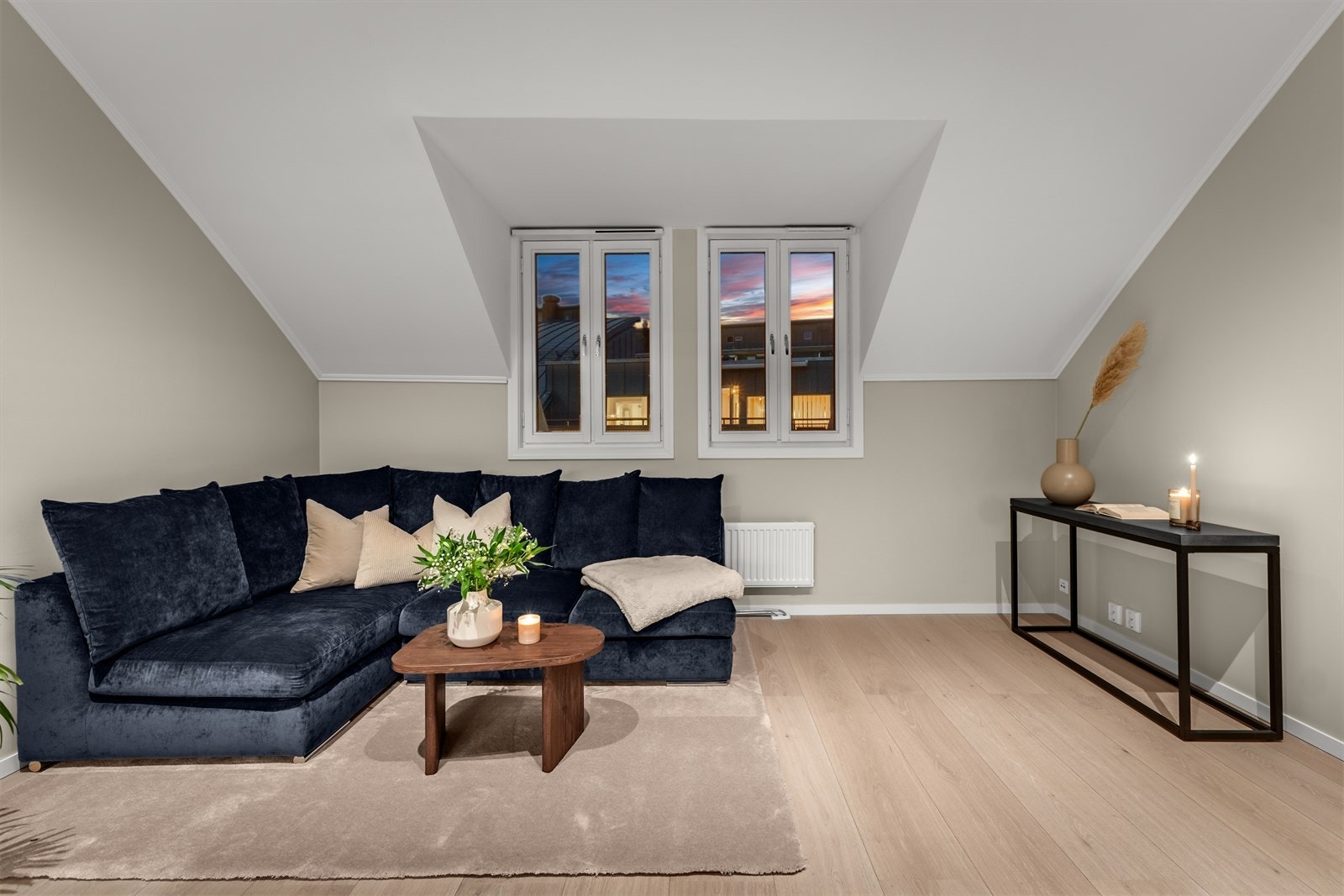 Himlingen er nylig sparklet og malt, noe som bidrar til et rent og moderne uttrykk i den åpne og luftige stuen. Galleribilde
