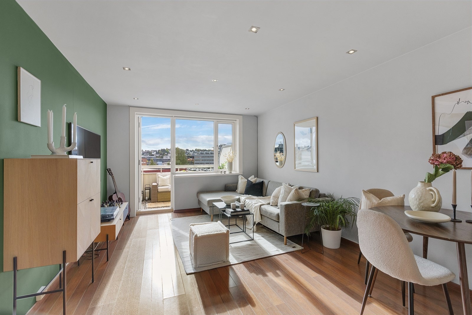 Store vinduer og god takhøyde gir en luftig og behagelig romfølelse Galleribilde