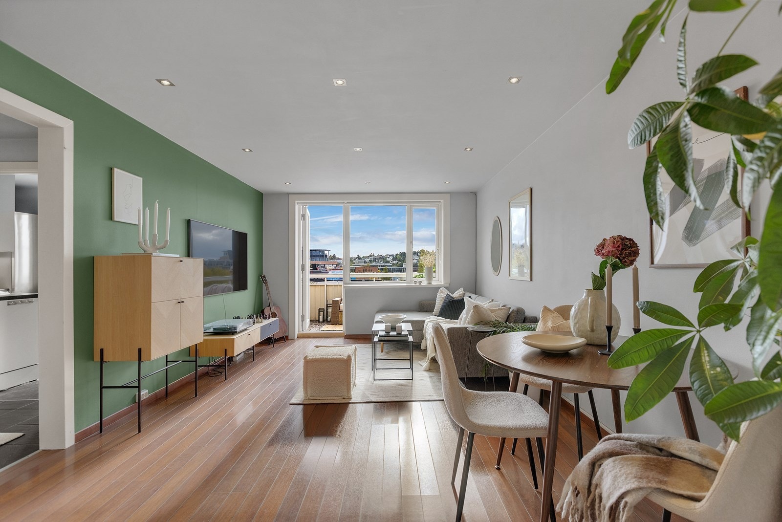 Åpen og luftig planløsning med gjennomtenkt innredning og naturlig lys fra store vindusflater Galleribilde