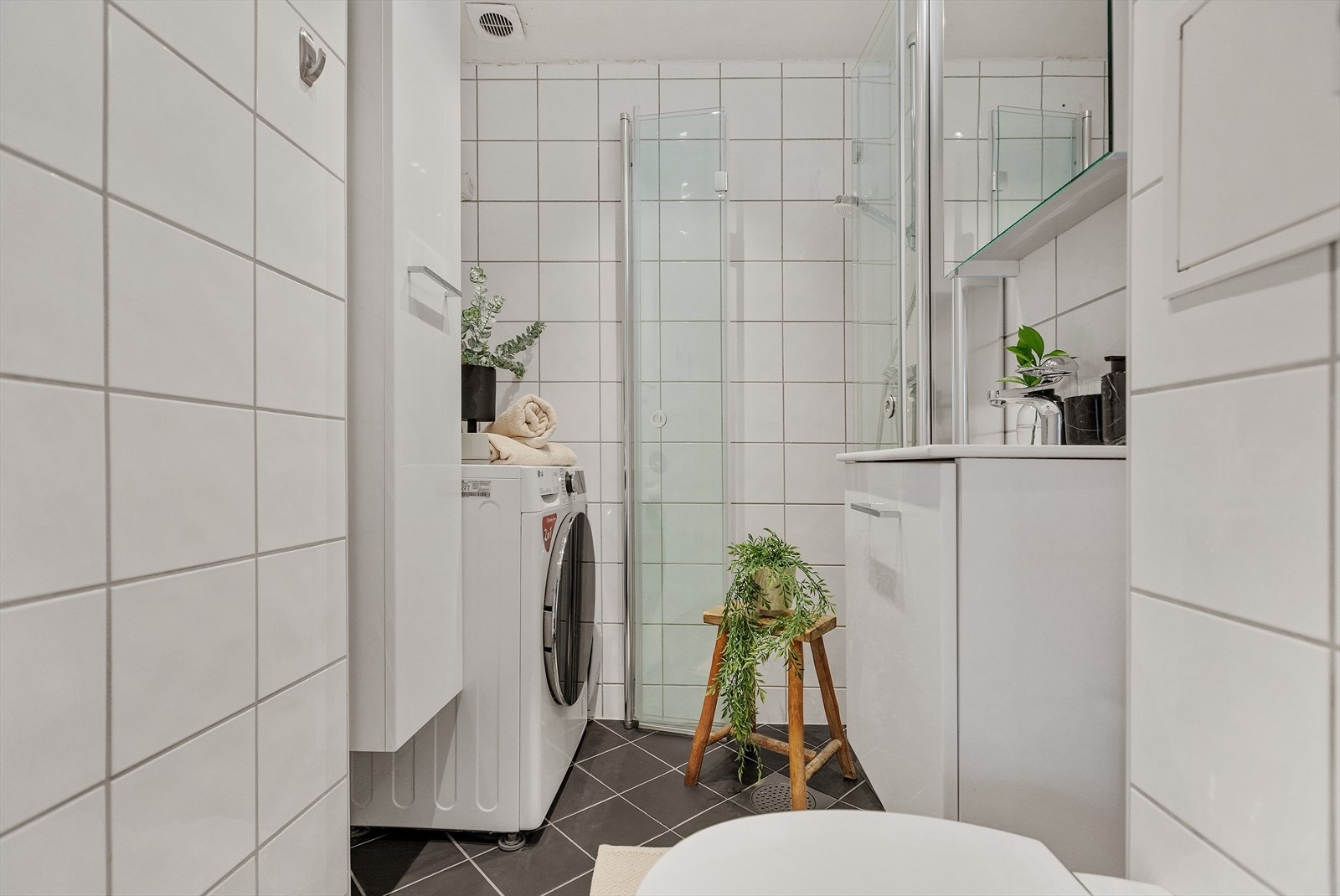 Pent flislagt baderom av god størrelse Galleribilde