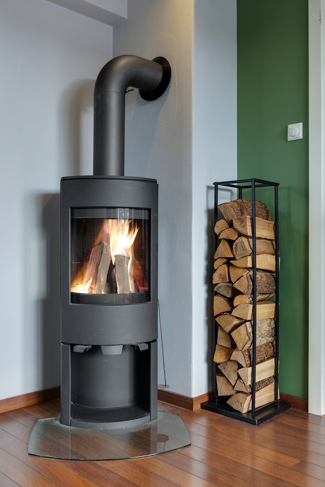 Peisen varmer godt på kalde vinterdager og gir ikke minst hygge Galleribilde