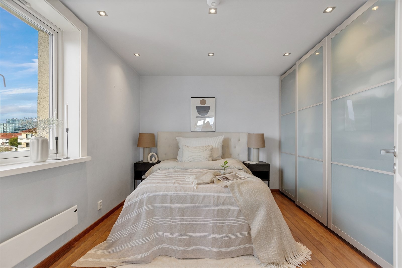 En stor, praktisk garderobeløsning gjør det enkelt å holde orden på soverommet Galleribilde