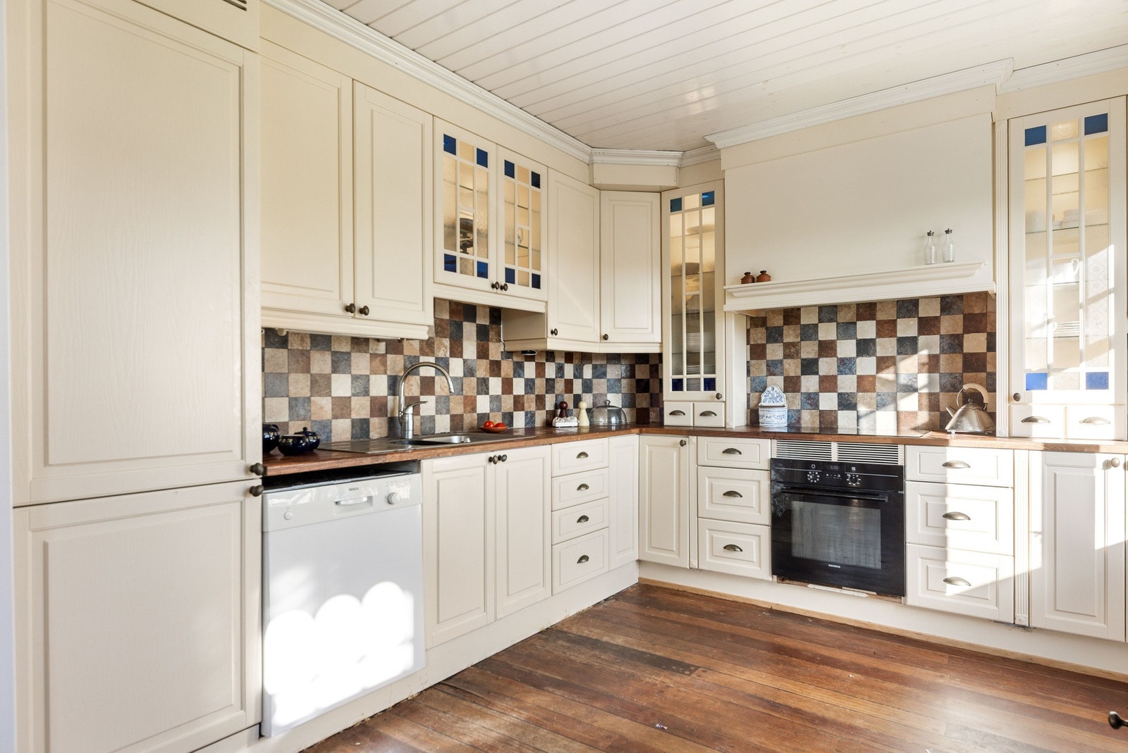 Romslig kjøkkeninnredning med god skap- og benkeplass. Galleribilde