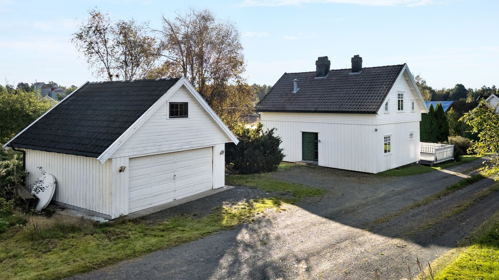 Gårdsplass med garasje og muligheter for parkering. Galleribilde