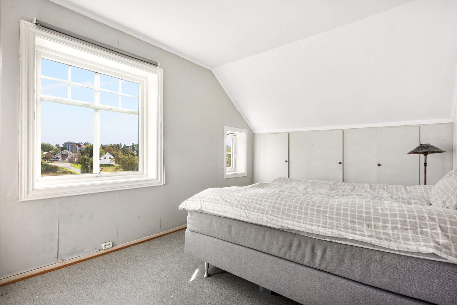 Soverom med lagringsplass i knevegger. Galleribilde