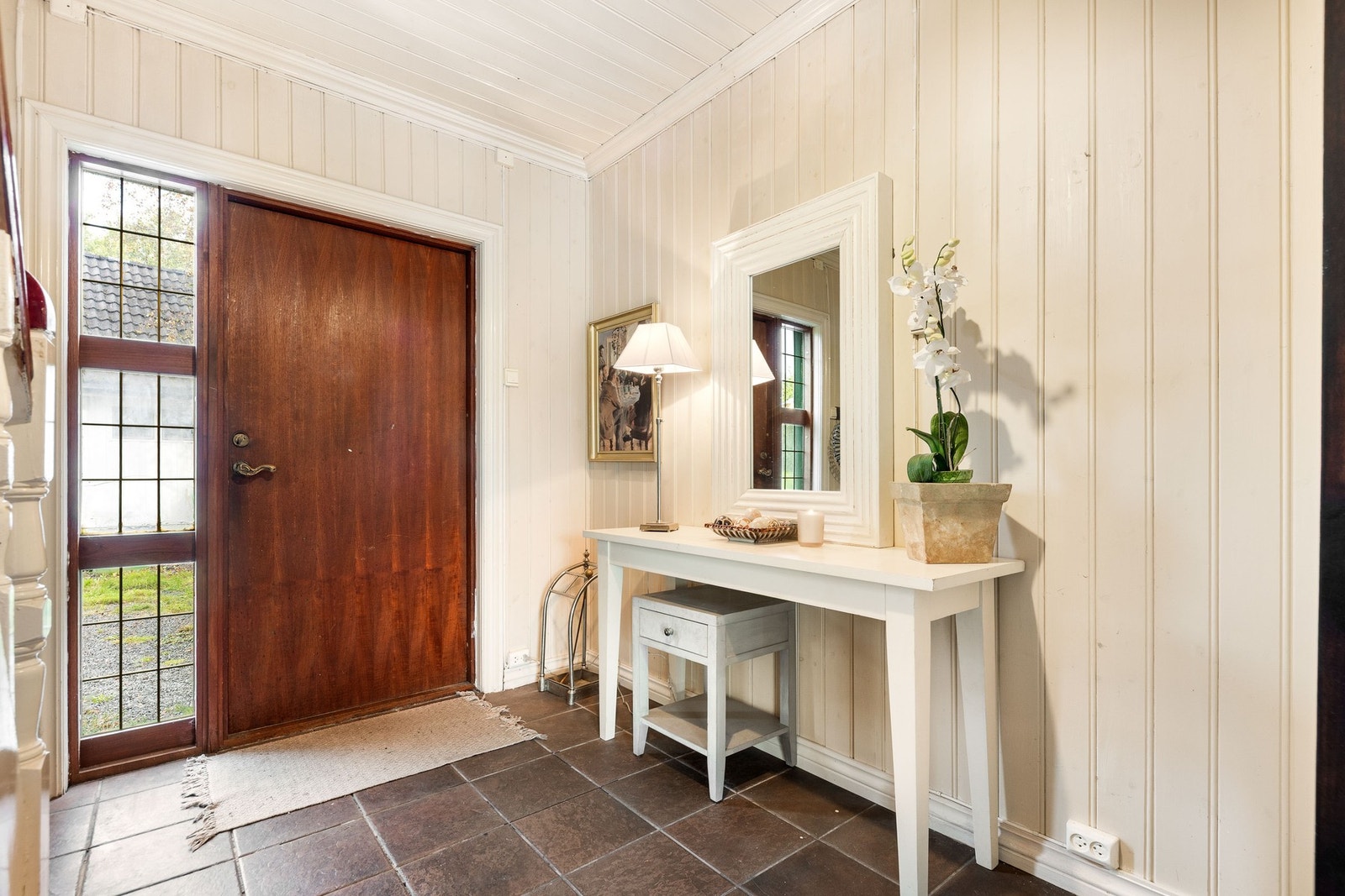 Inngangsparti med plass til å organisere yttertøy og sko. Galleribilde