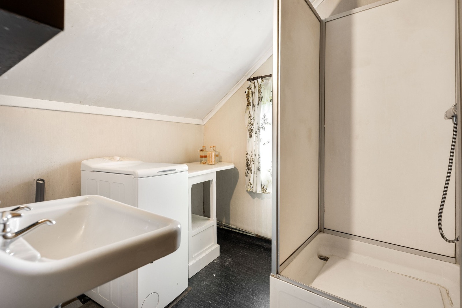 Baderom av eldre standard. Galleribilde