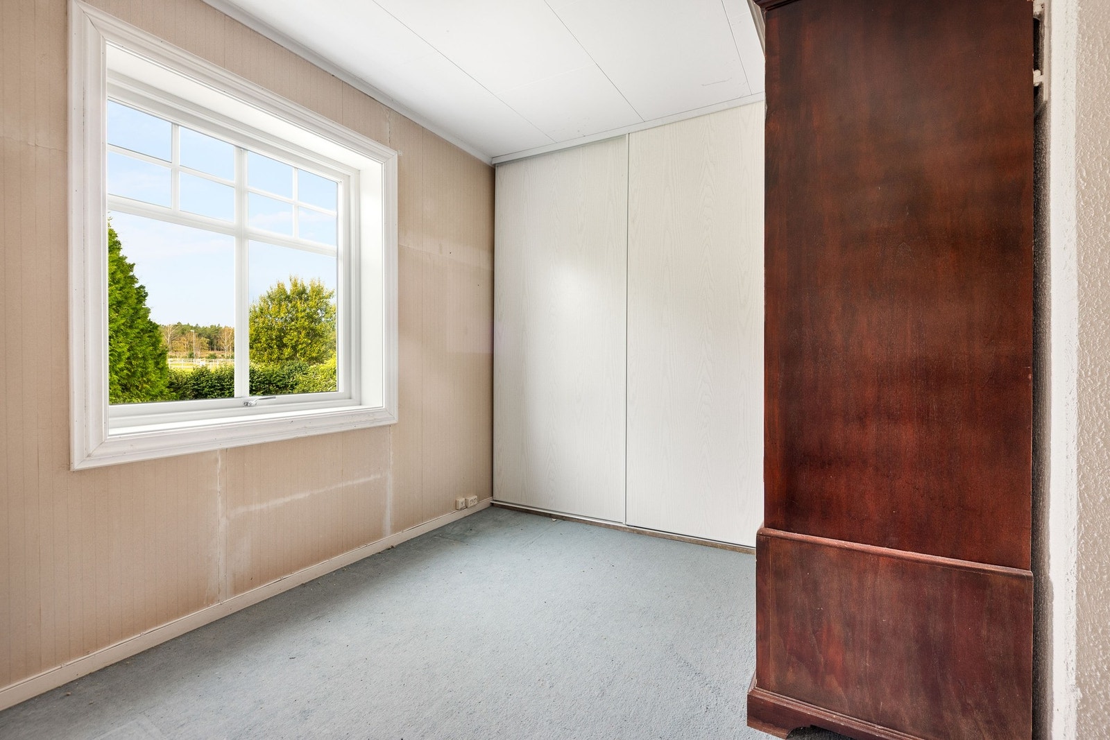 Soverom med skyvedørsgarderobe. Galleribilde