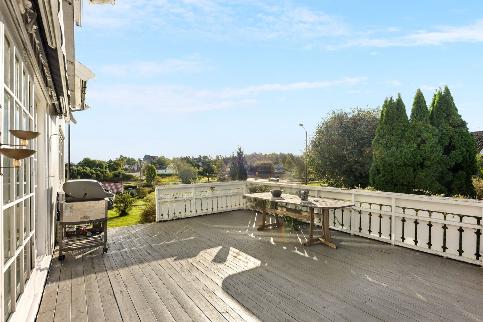 Romslig terrasse med plass til utemøbler og grill. Galleribilde