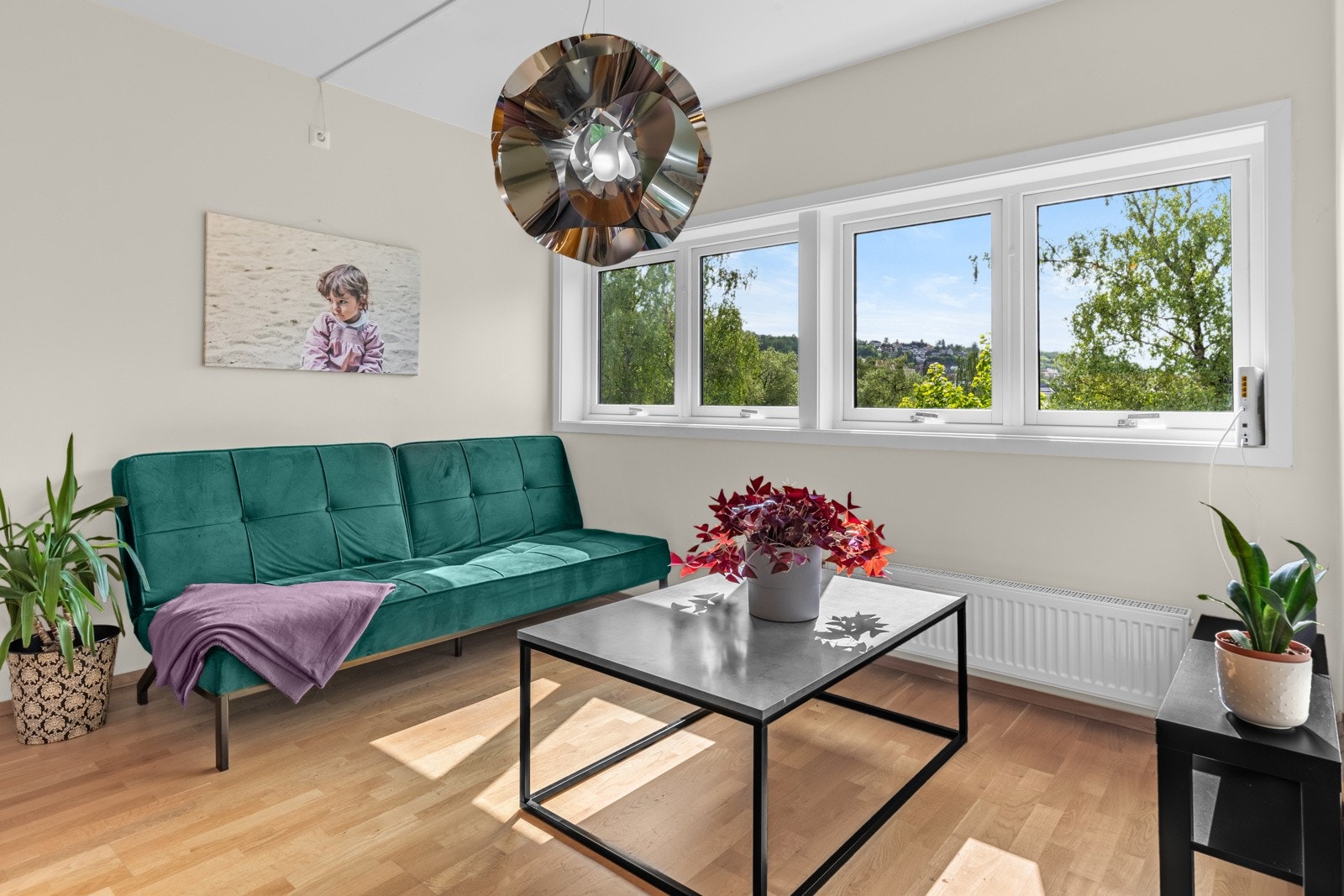 Du har god plass til både sofagruppe, spisebord og TV med tilhørende møblement. Galleribilde