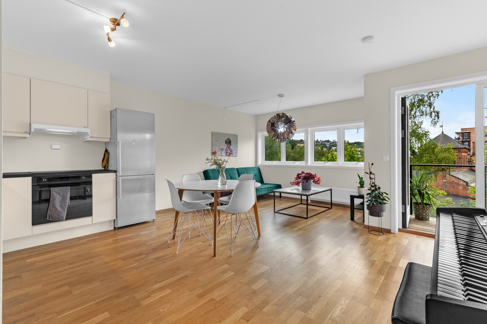 Det er store vindusflater med som slipper inn rikelig med naturlig lys i boligen. Galleribilde