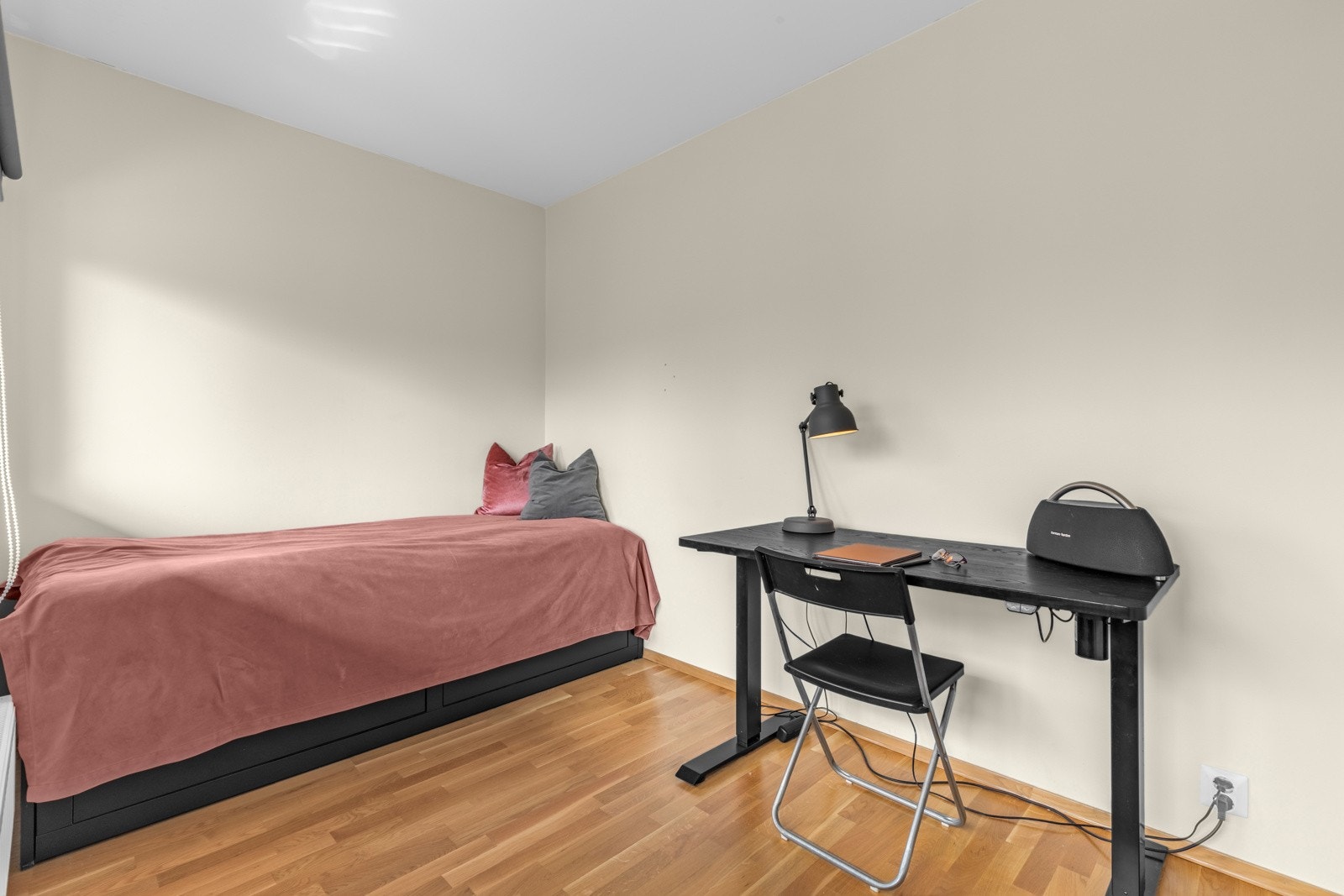 Det andre soverommet har plass til seng, kontorpult og øvrig møblement. Galleribilde