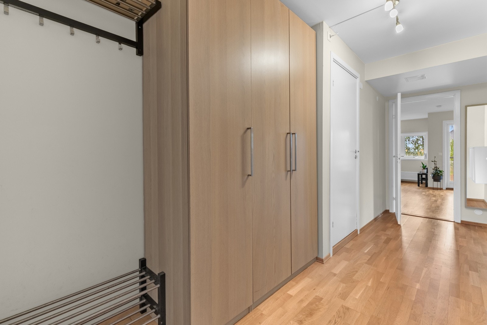 For ytterligere oppbevaringsplass er det også satt inn et stort garderobeskap som medfølger handelen. Galleribilde