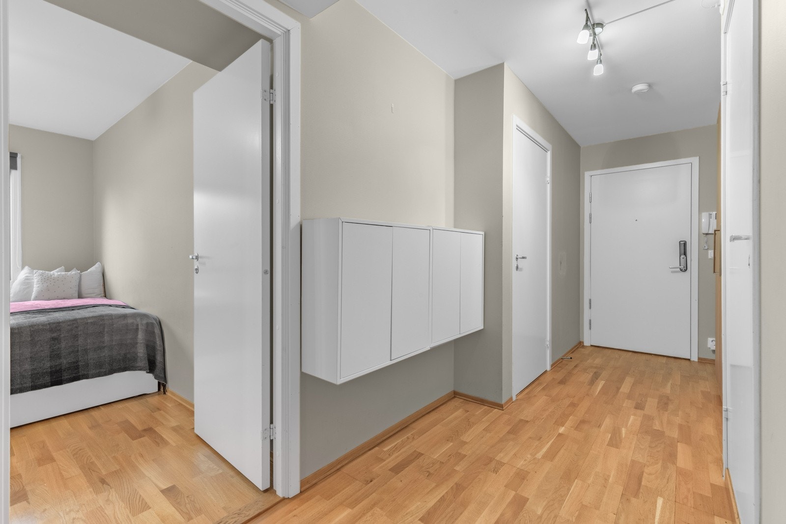 Når du kommer inn i boligen, er det første du møter en lys entré med en praktisk bod. Galleribilde