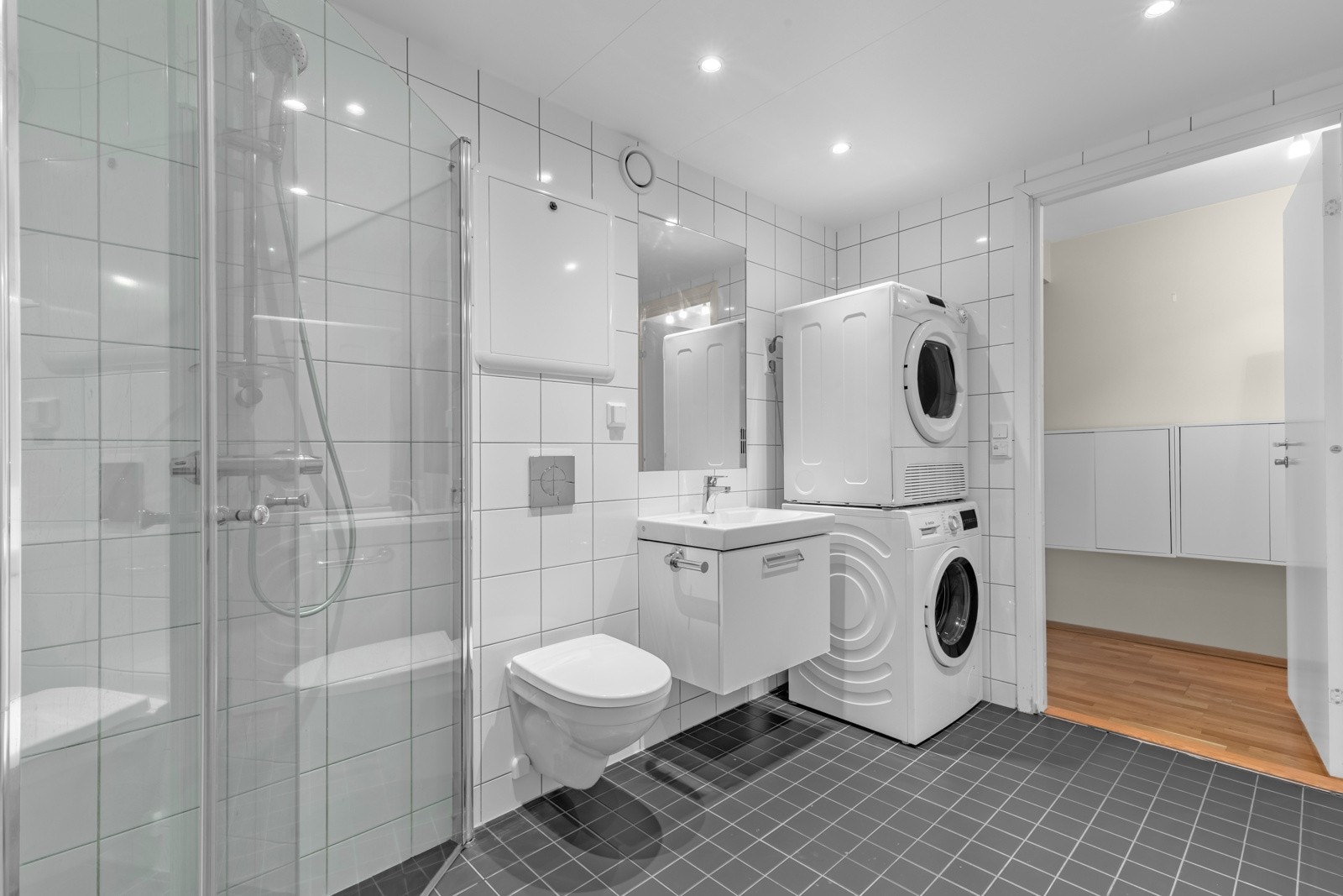 Videre er det opplegg for både vaskemaskin og tørketrommel, så her har du alt du trenger på baderommet! Galleribilde