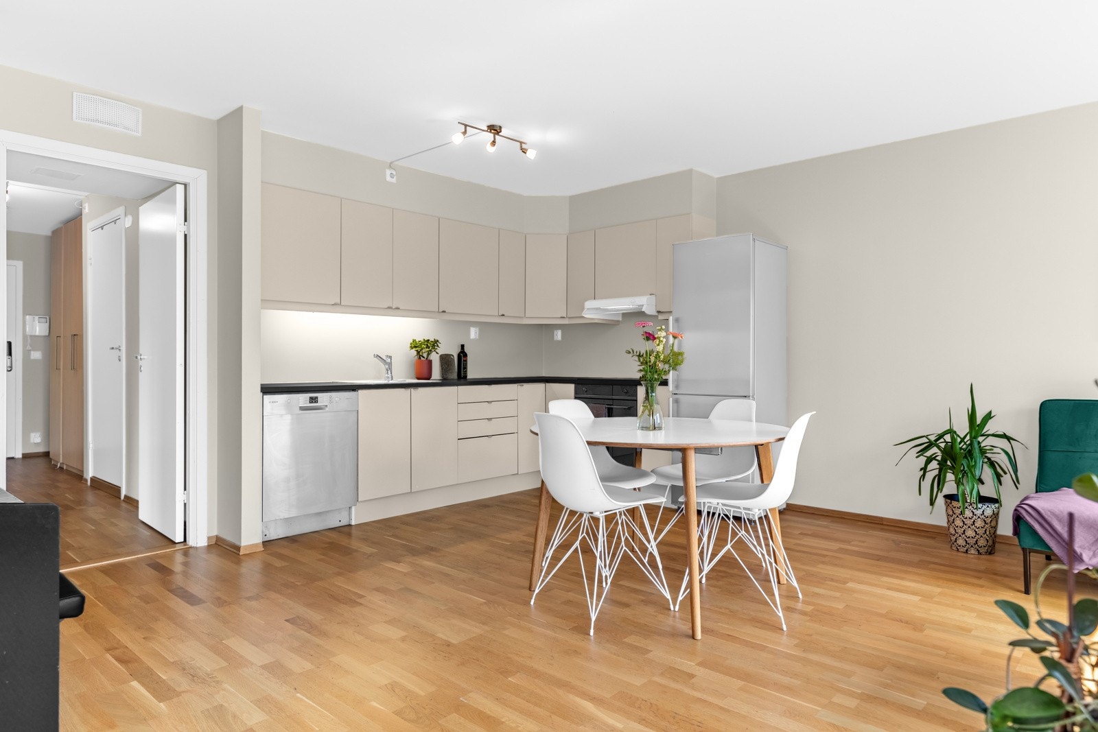 De integrerte hvitevarene som stekeovn, platetopp, oppvaskmaskin og frittstående kjøleskap med fryserdel medfølger handelen. Galleribilde