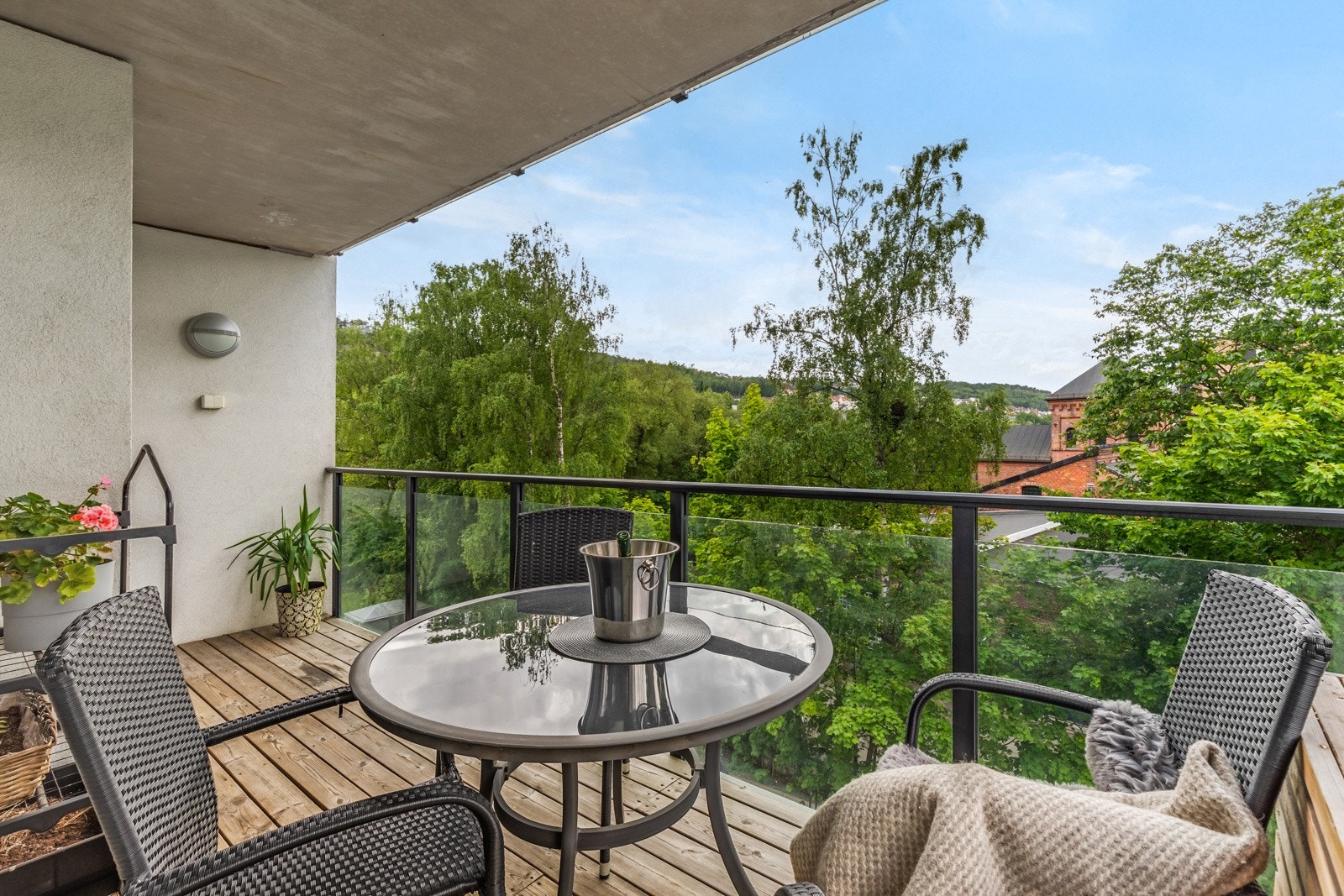 Her er det plass til utemøblement, beplantning og grill. Galleribilde