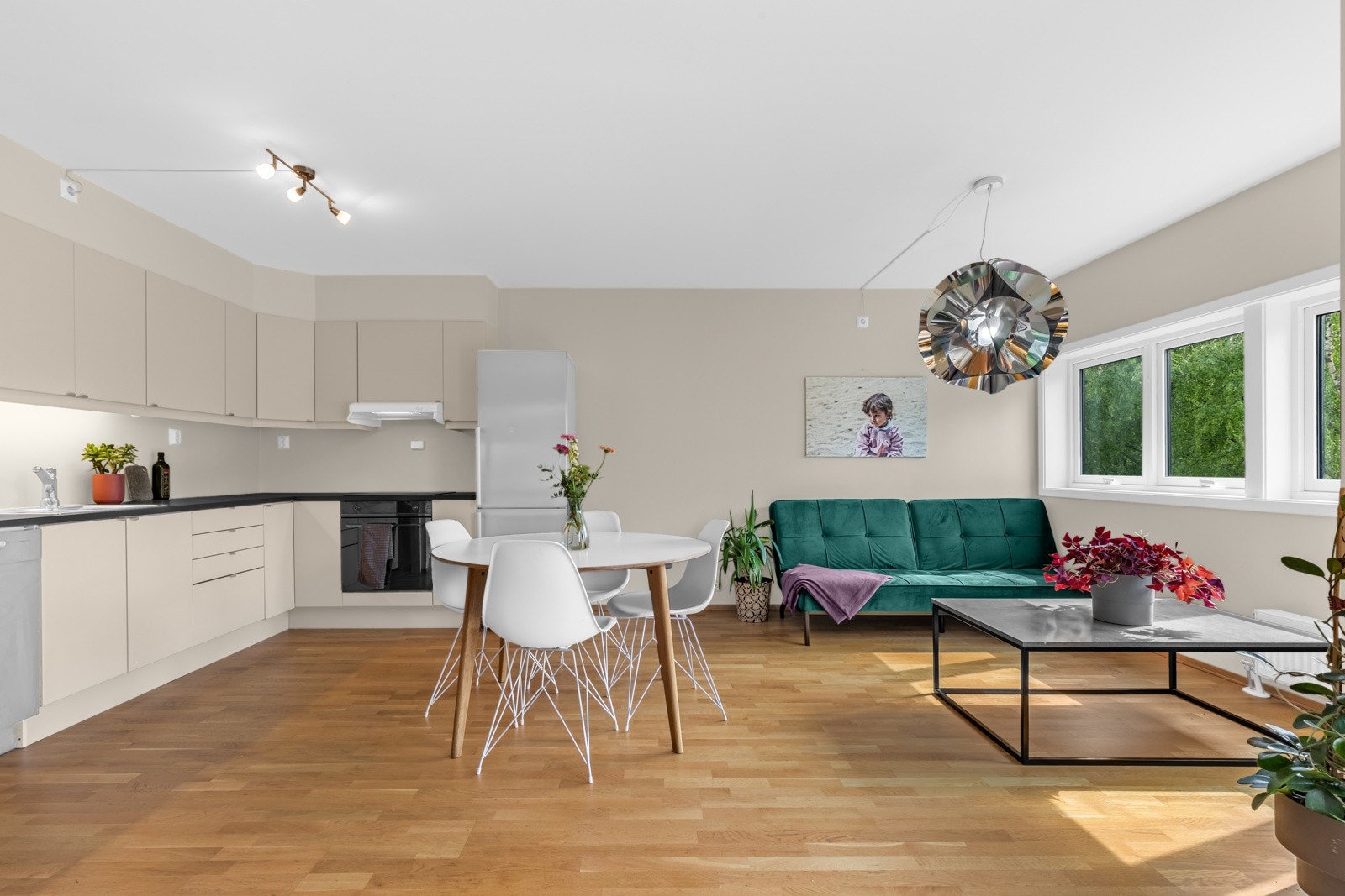 Lys og moderne 3-roms leilighet beliggende i rolige omgivelser med Svartdalsparken, Alnaelva og Kværnerbyen. Galleribilde