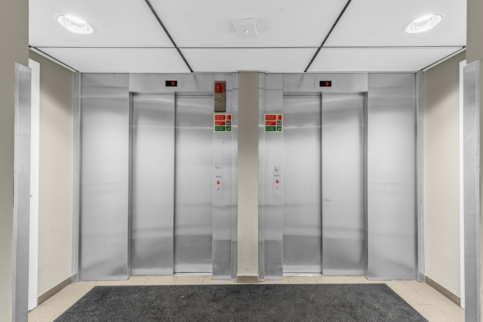 Det er adkomst via felles trappeoppgang med heis. Galleribilde