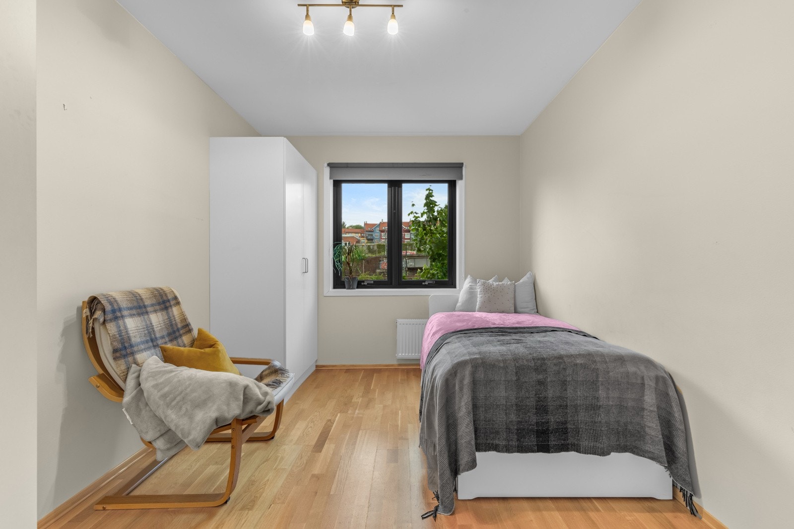 Hovedsoverommet er romslig og med god plass til dobbeltseng, nattbord på hver side og et garderobeskap. Galleribilde