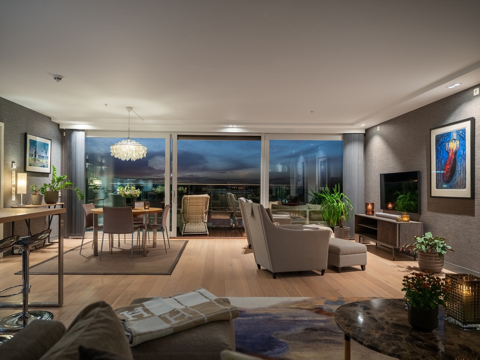 Leiligheten har en stor og åpen stue/kjøkken på hele 61 kvm Galleribilde