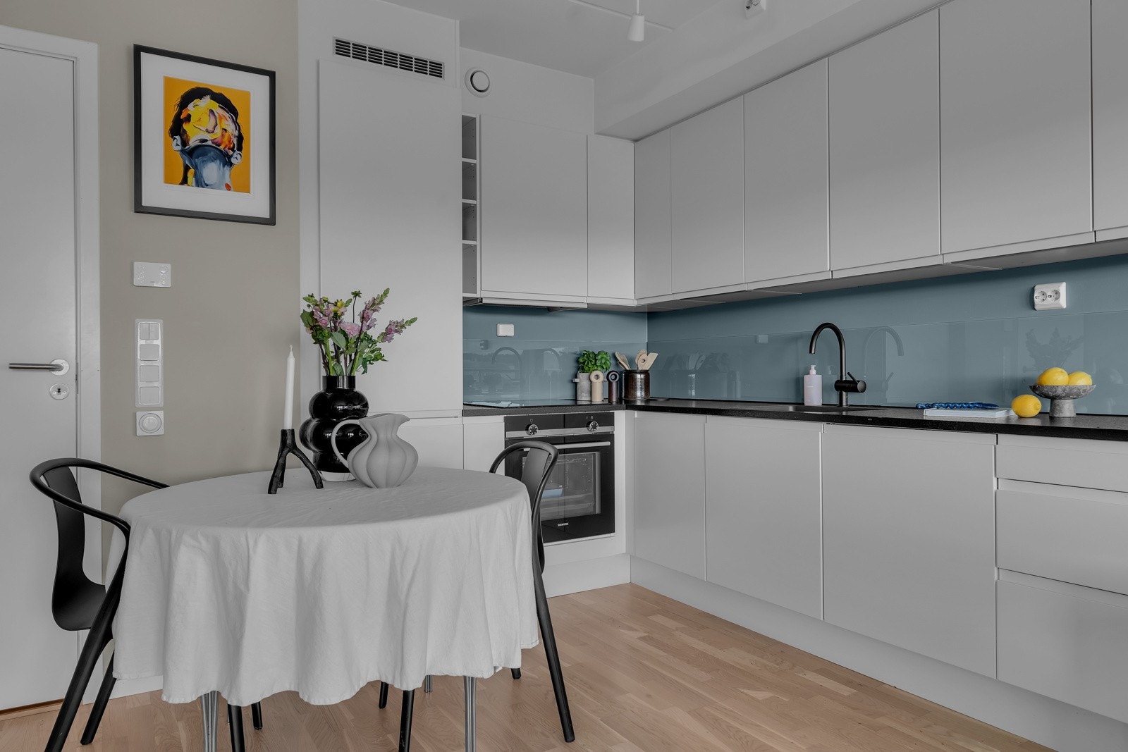 Mellom kjøkkenet og daglistua finner du plass til spisebord Galleribilde