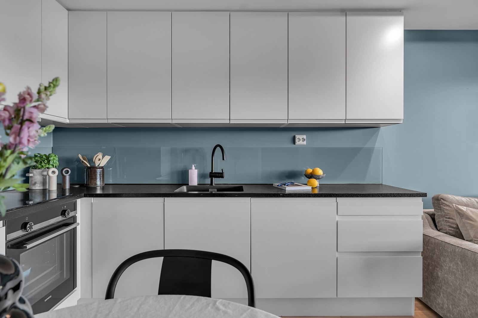 Slette hvite fronter med skjulte gripelister Galleribilde