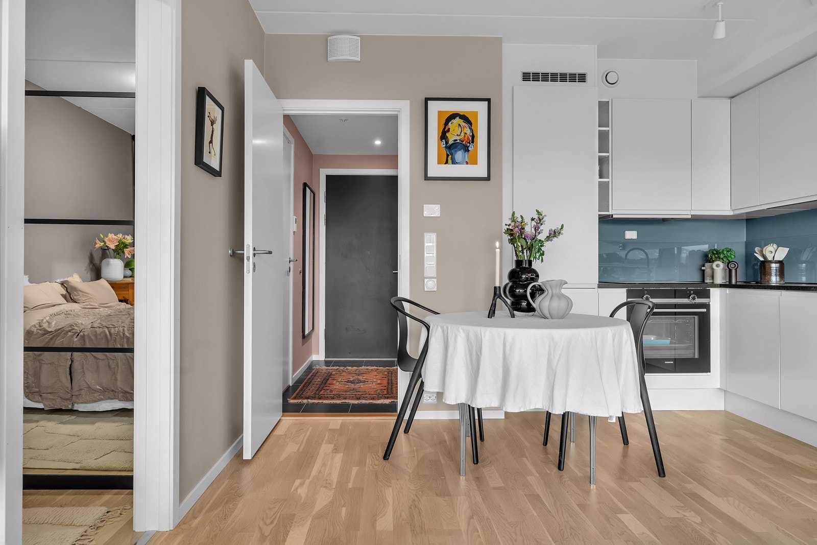 Stue og kjøkken er i åpen løsning Galleribilde