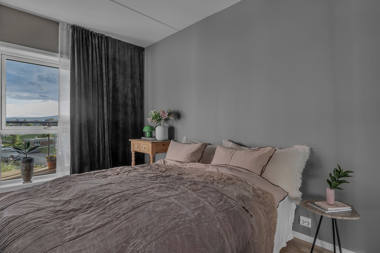 Vindu mot sør hvor du kan nyte utsikten Galleribilde