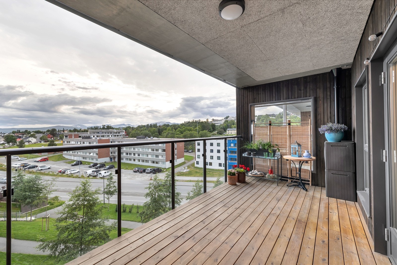 Fra verandaen nyter du flott sørvendt utsikt Galleribilde