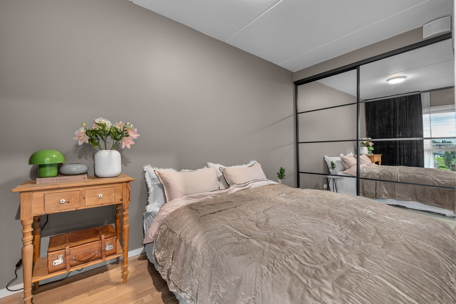 Koselig soverom på ca. 9,5m2 hvor du finner plass til både dobbeltseng og skyvedørsgarderobe Galleribilde