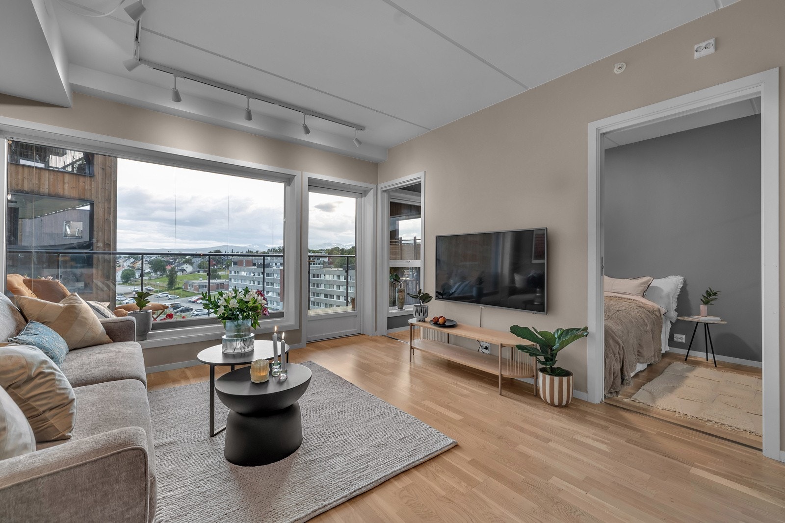 Strandvegen 112A er en flott og romslig 2-roms leilighet med sentral beliggenhet Galleribilde