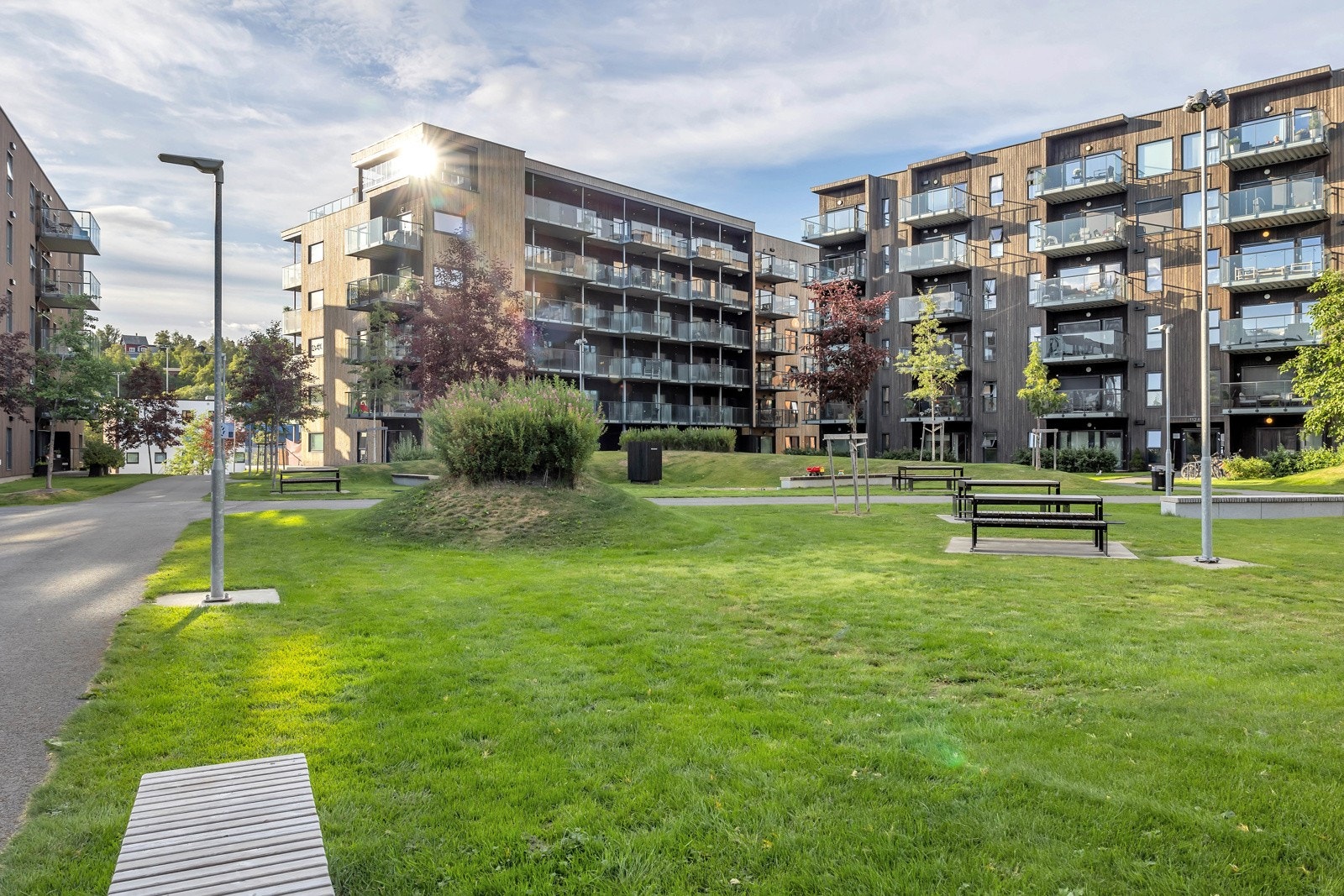 Området er svært pent opparbeidet med store grøntarealer! Galleribilde