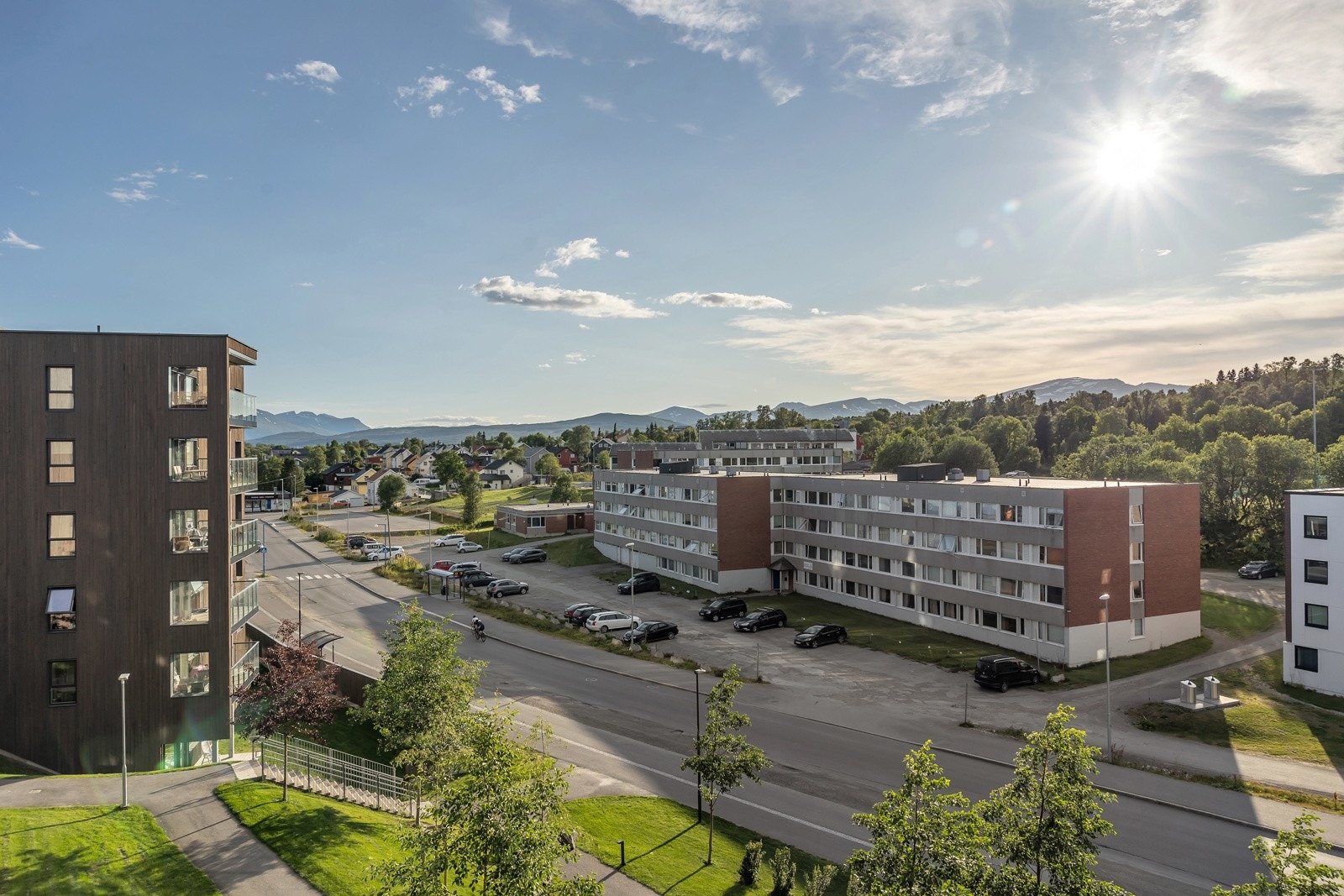 Og du har godt med sol! Plasseringen til boligen er også svært skjermet slik at du er i le for vær og vind Galleribilde