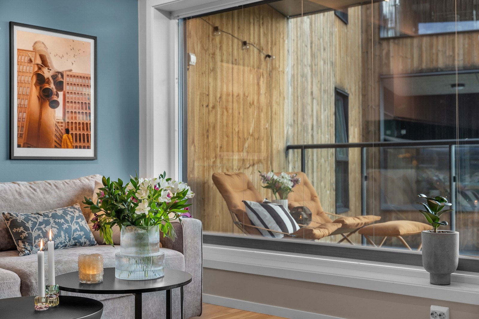 Strandvegen 112A sin kanskje beste fasiltiet er den romslig og overbygde verandaen på hele 16m2 Galleribilde