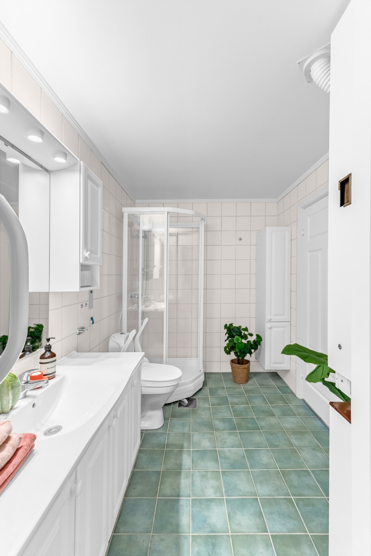 Romslig, flislagt bad Galleribilde