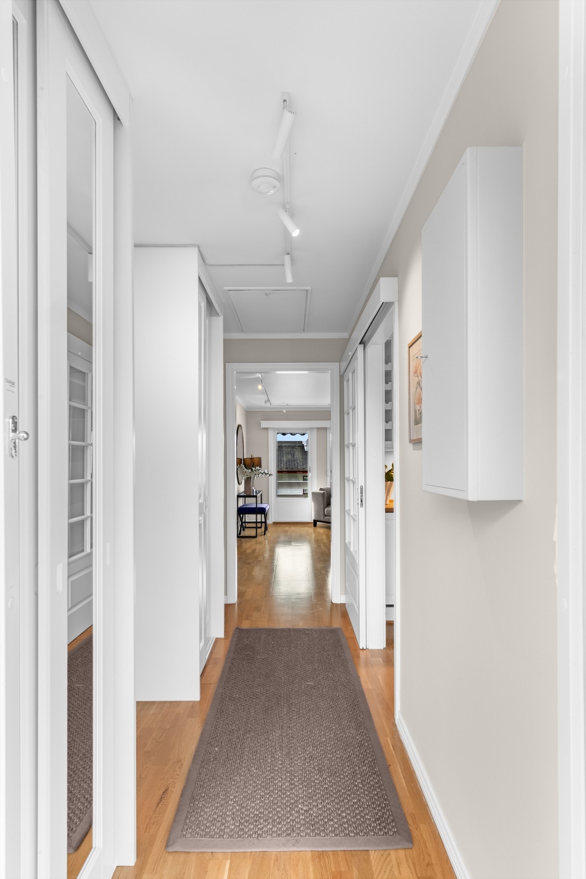 Innbydende entré med to garderobeskap Galleribilde