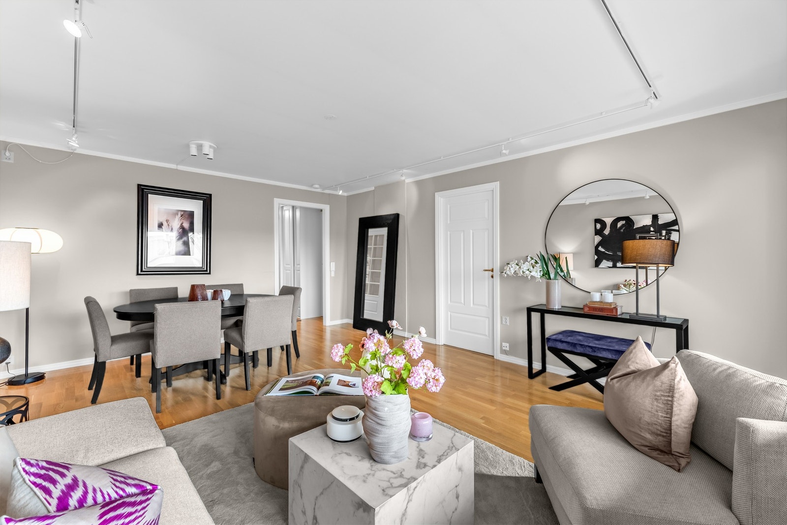 God plass til sofamøblement og spisebord Galleribilde