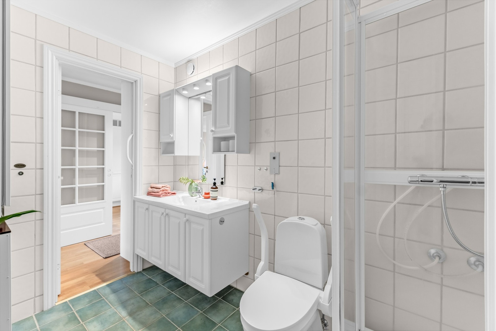 Romslig servantskap og speilskap Galleribilde