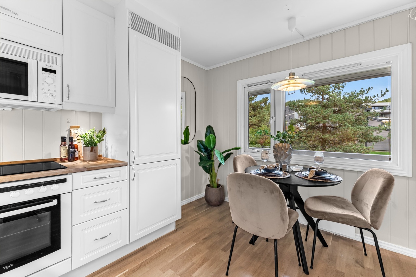 Plass til spisebord ved vindu på kjøkken Galleribilde