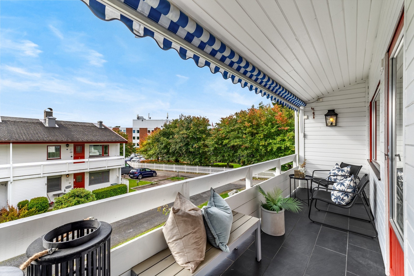 Fra stuen er det utgang til en syd-/vestvendt balkong Galleribilde