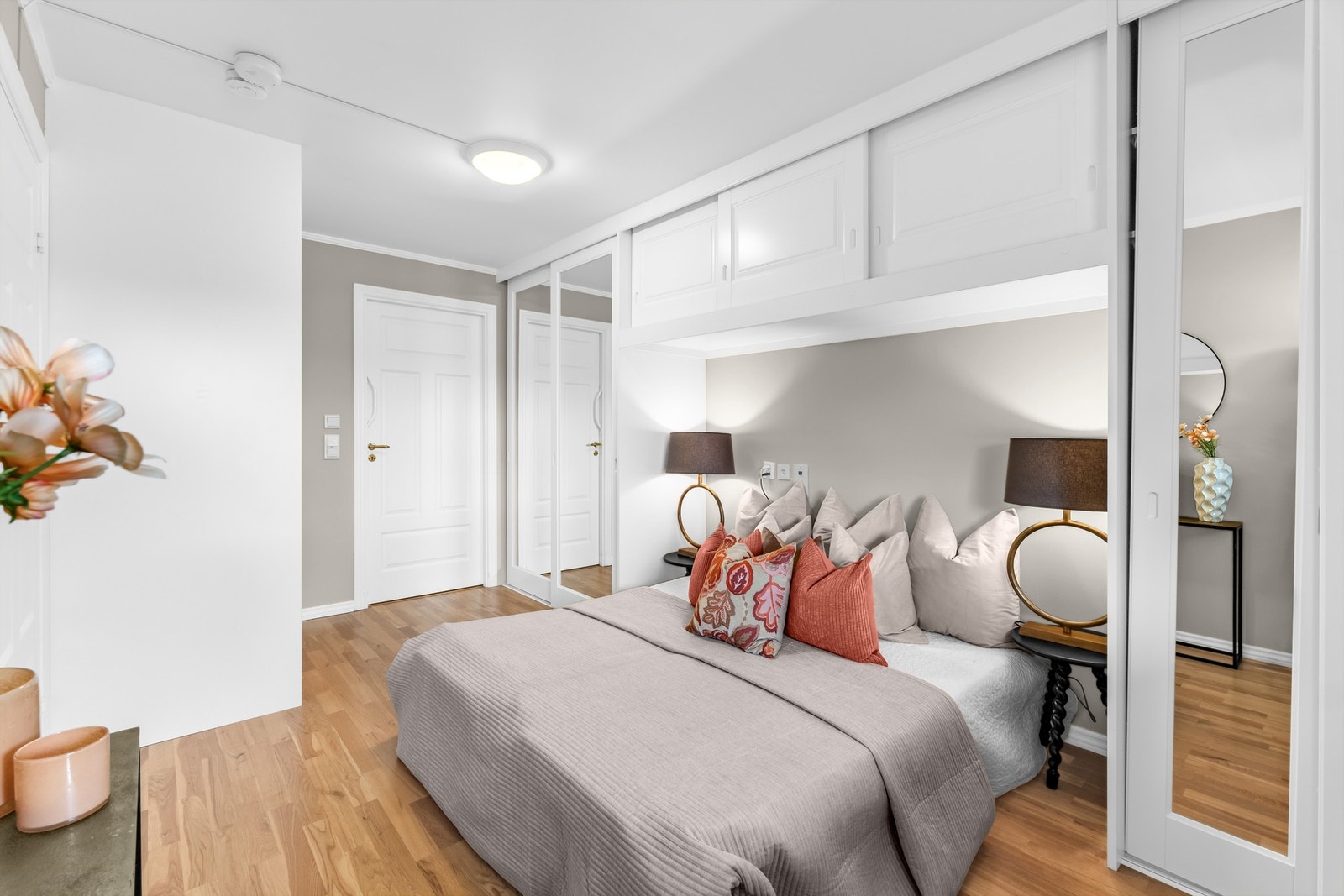 Hovedsoverom med rikelig garderobeplass Galleribilde