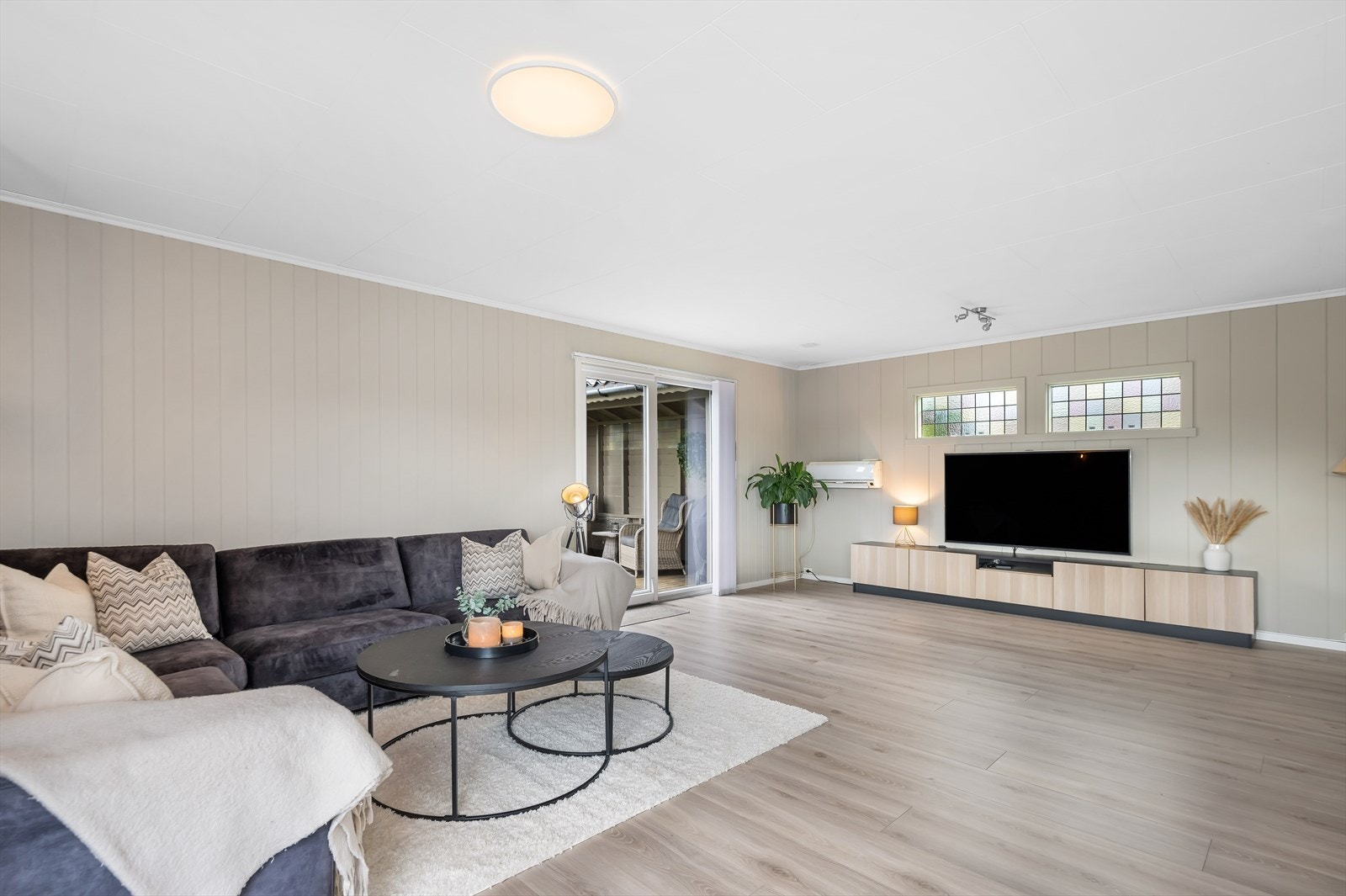 Overflatene er malt i lyse og behagelige farger. Galleribilde