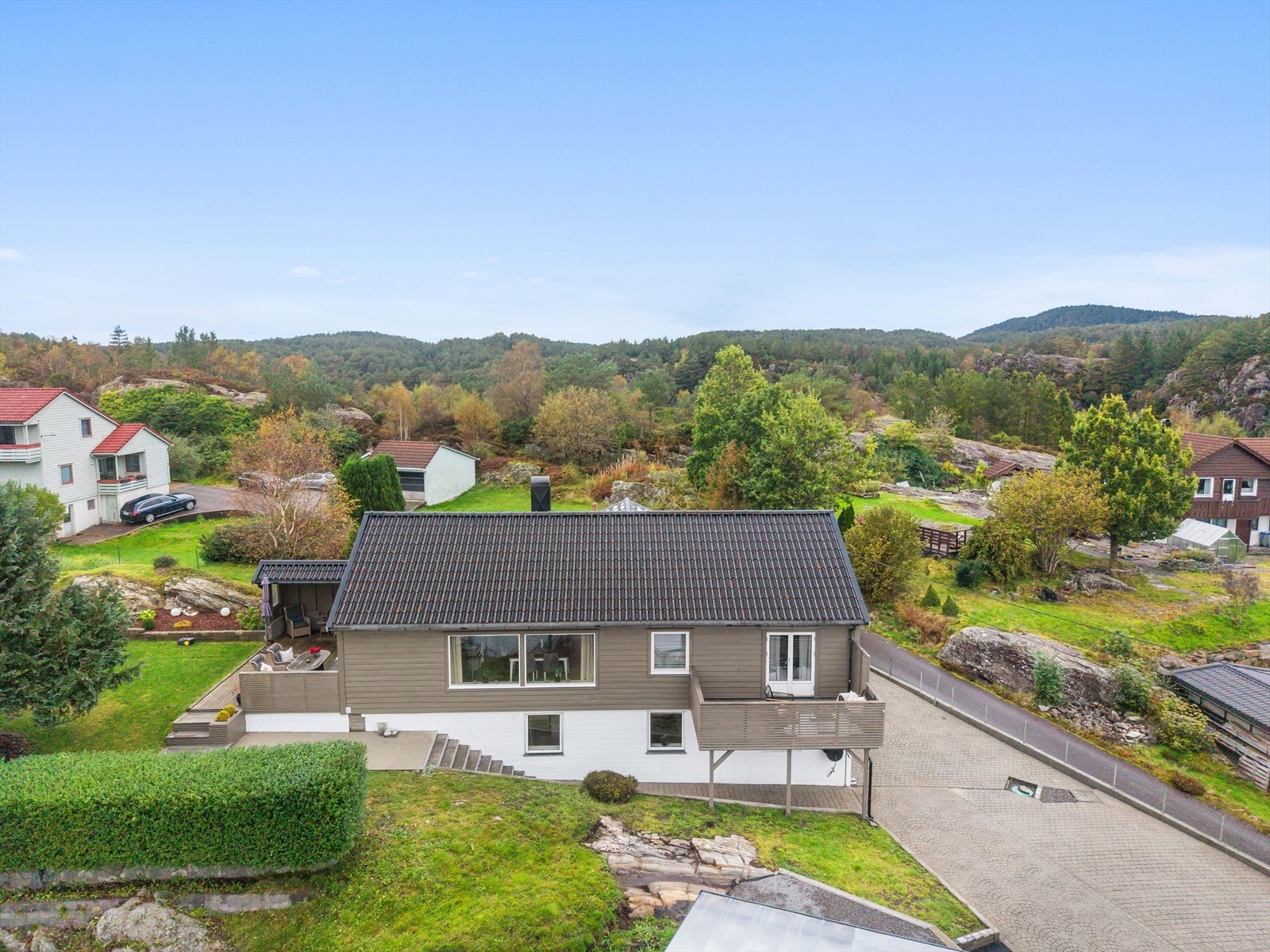 Fra boligen er det gangavstand til Davanger skole, idrettsanlegg og flotte turområder som inn til Skotnes. Galleribilde