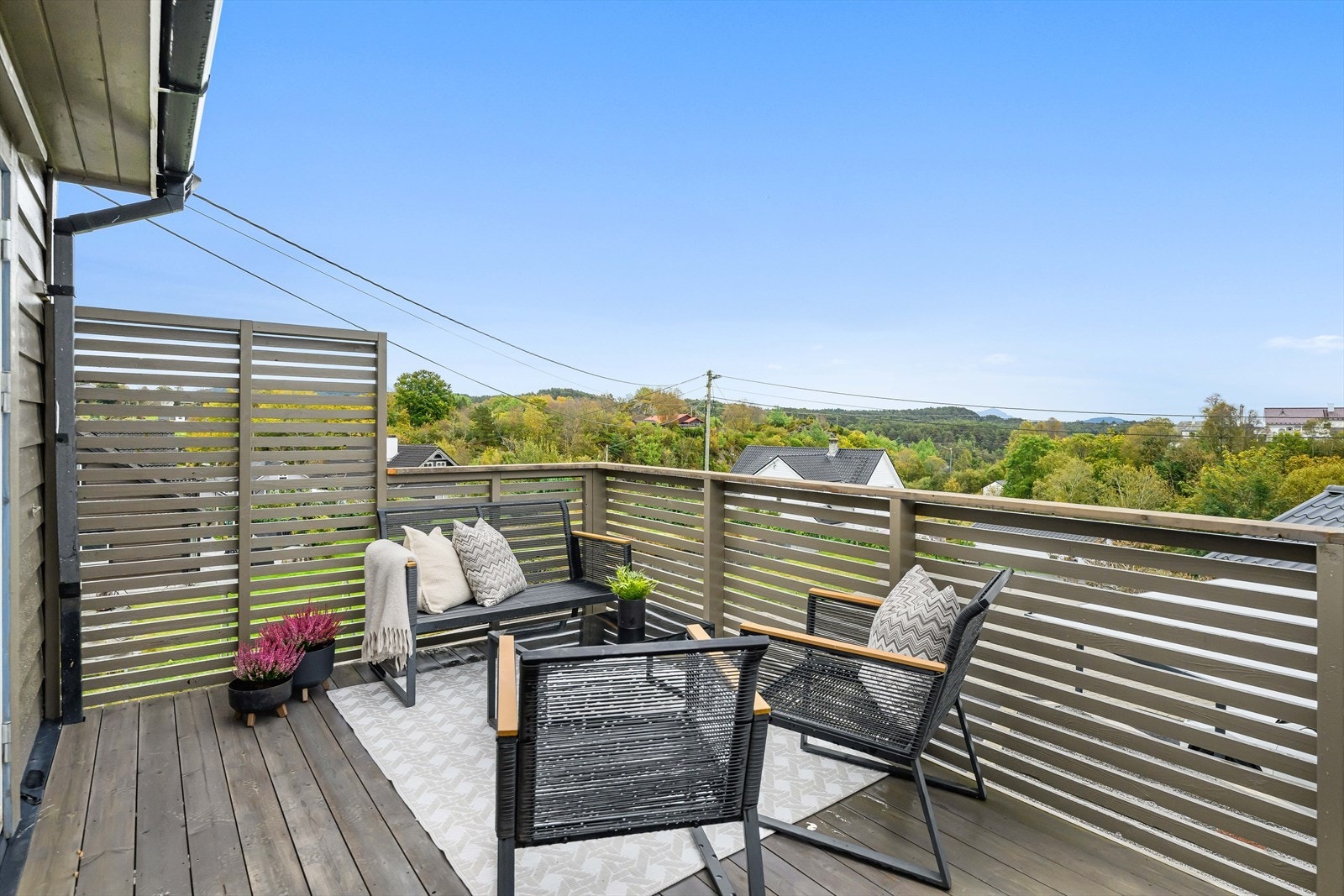 Terrasse med fin utsikt mot nærområdet. Galleribilde