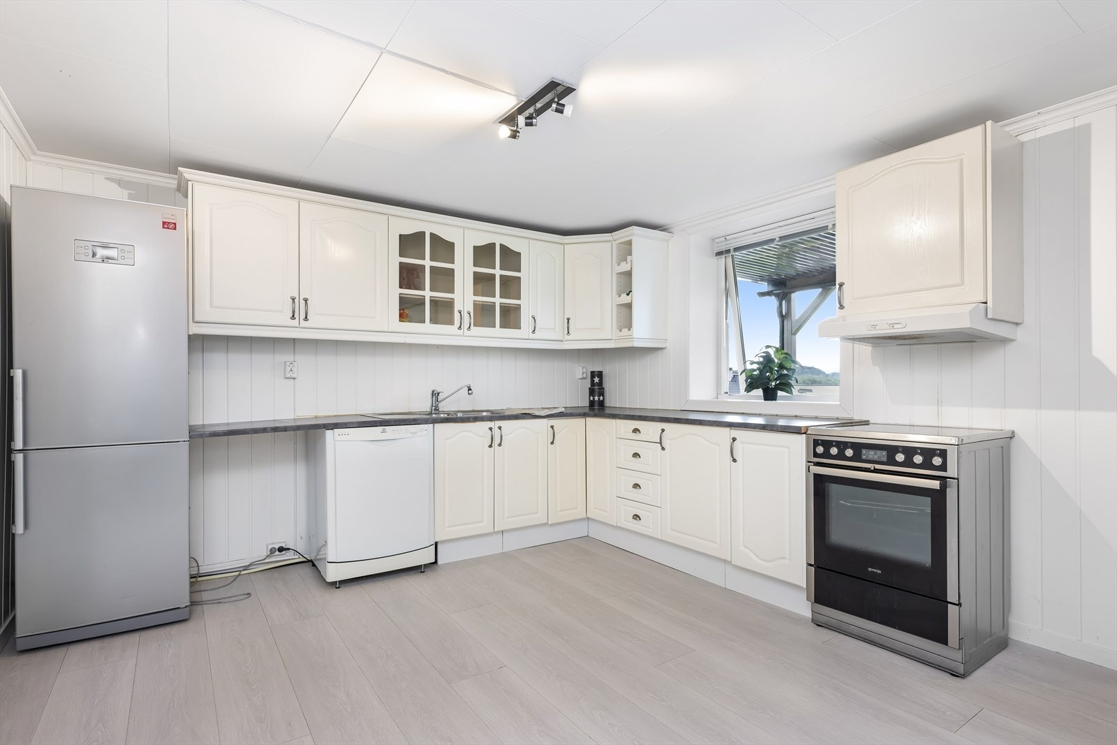 Kjøkkenet har innredning med glatte fronter og laminat benkeplate. Galleribilde