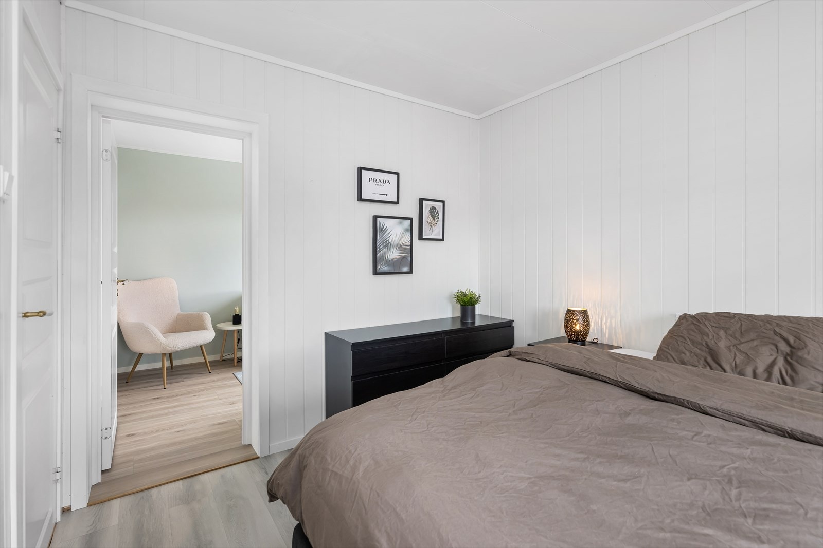 Her er det god plass til stor sent, nattbord og annet ønsket møblement. Galleribilde