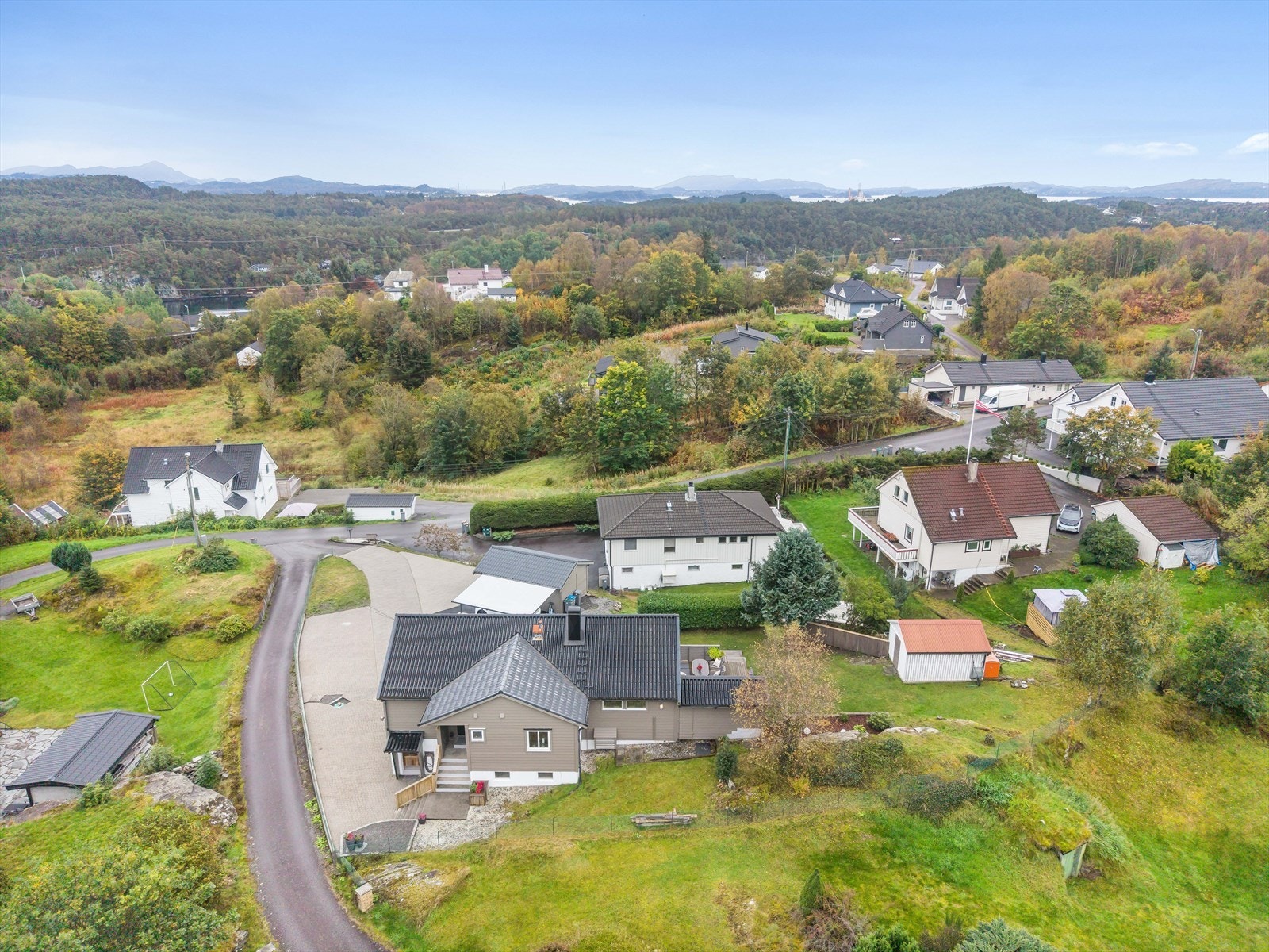 Ca. 15 min kjøring til Kleppestø med alle sine butikker og servicetilbud. Galleribilde