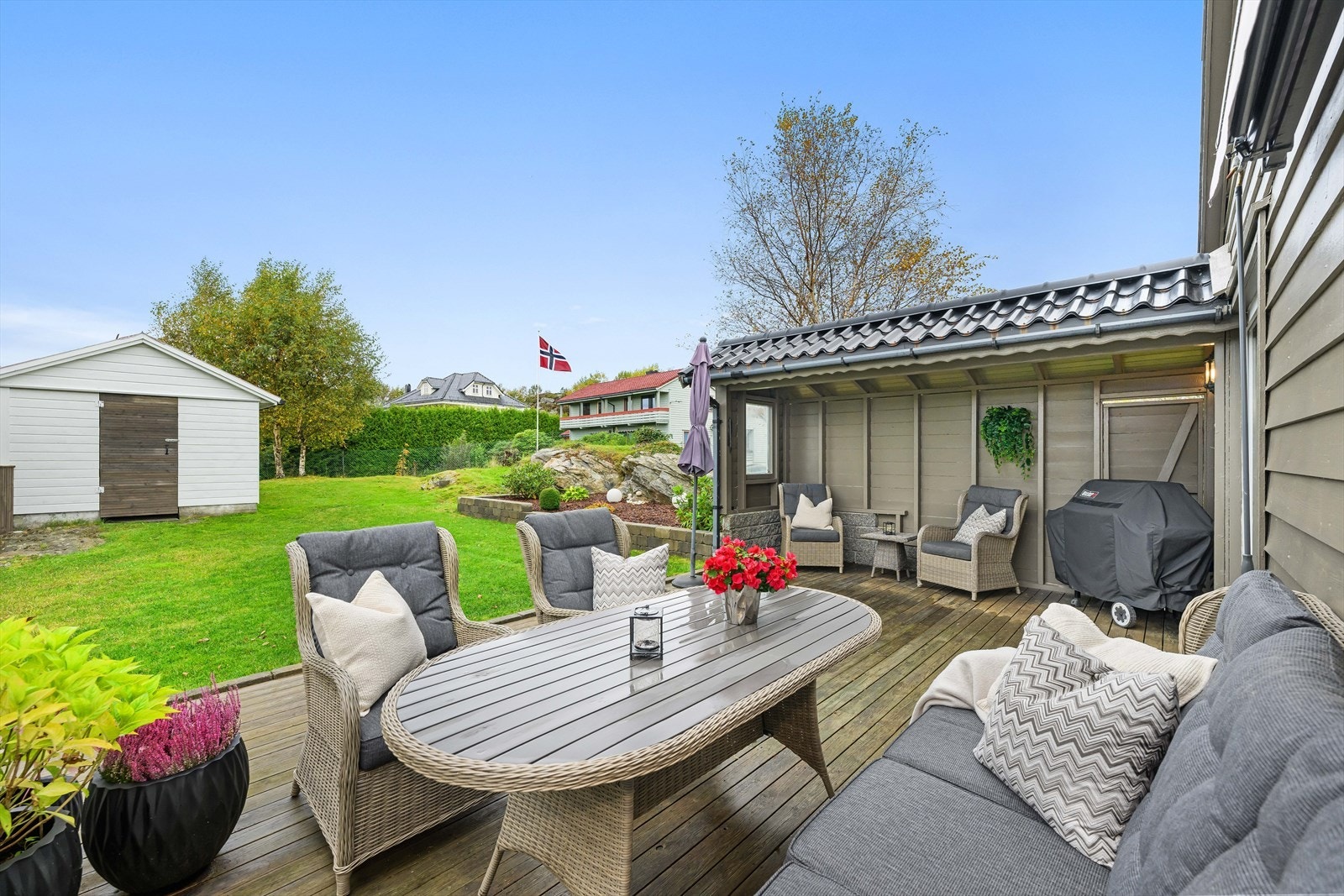 Boligen har fine og usjenerte uteområder. Galleribilde